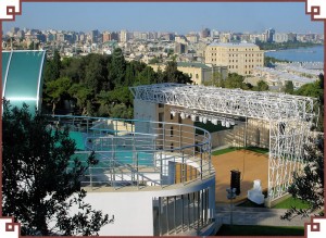 Зелёный театр в Баку расположен на территории Нагорного парка. Это летняя концертная площадка под открытым небом. Театр вмещает до 2500 зрителей. Был построен в середине 60-х годов. В 20087 году Зелёный театр был полностью реконструирован и теперь здесь проходят концерты как азербайджанских артистов, так и звёзд зарубежной эстрады.