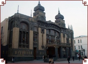 "Азербайджанский государственный академический театр оперы и балета" - Основан 1920 г. Репертуар театра состоит как из мировых опер и балета, так и произведений национальных авторов.