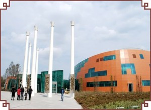 Международный центр мугама находится на территории Приморского бульвара. Создан в 2006 году. Идея создания Международного центра мугама возникла во время «круглого стола» с участием известных ханенде и знатоков мугама, посвященного вопросам дальнейшего развития и пропаганды древнейшего жанра азербайджанской музыкальной культуры. Центр вещает в себя концертный зал на 350 мест, клуб, ресторан на 80 человек, учебные помещения, студия звукозаписи.